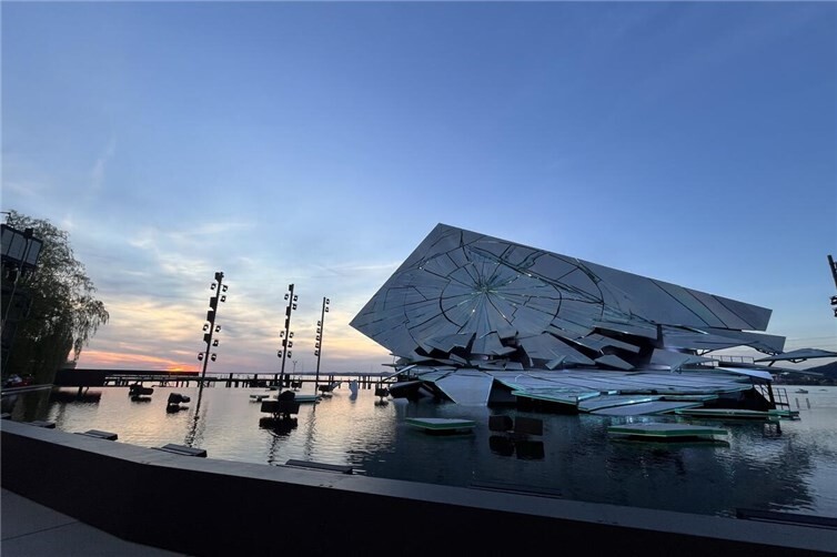 Sonnenuntergang hinter der Seebühne von Bregenz