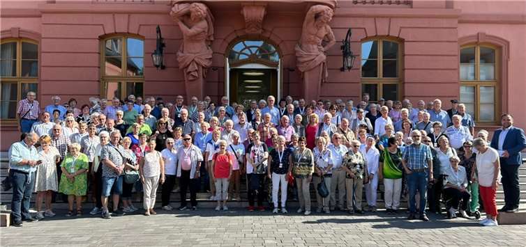 Sonniger Tagesausflug: Kaisersescher Senior*innen entdecken den Landtag. Quelle: Stadt Kaisersesch