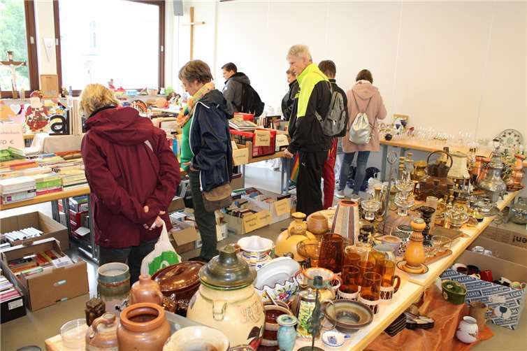 Sonntags fand ein großer Flohmarkt im Pfarrheim statt.