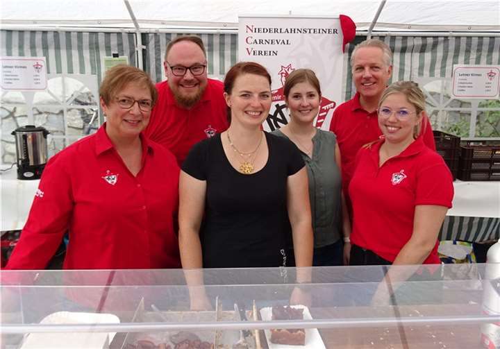 Sonntags im Lehner Weindorf: NCV’ler bieten Kaffee und Kuchen an. (v.l.) Martina Güls, Lukas Sauer, Maren Kloczeck, Julia Kost, Michael Güls und Lisa Halbig.