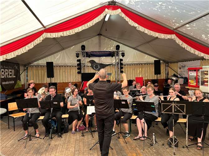 Sonntags luden die Musikfreunde Fidelia Wormersdorf zum Platzkonzert samt Frühschoppen.  Fotos: DU