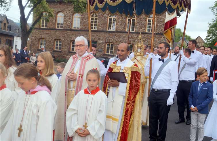 Sonntags wird das Allerheiligste feierlichim Rahmen einer Prozession durch die Straßen von Treis begleitet.