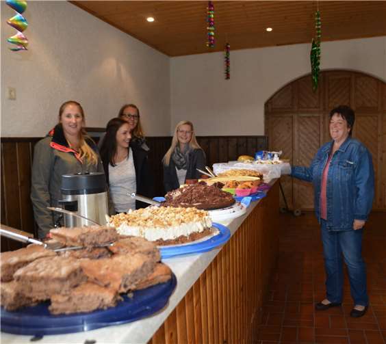 Sonst tanzen sie, auf der heimischen Kirmes sorgtendie „Dürmereje Mädche“ für leckeren Kuchen und Kaffee