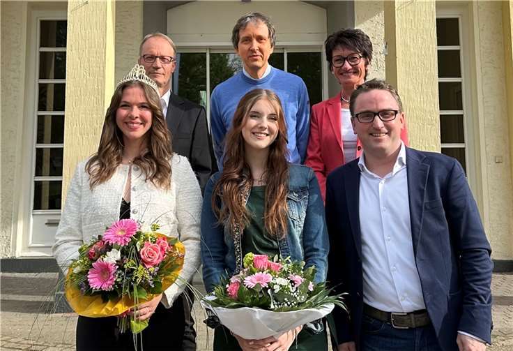 Sophia Brassel (Mitte) umrahmt von Gratulanten.