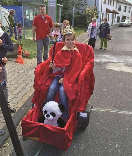 Sophia Fuss bei ihrem Triumphzug durch die Straßen von Niederdrees. privat