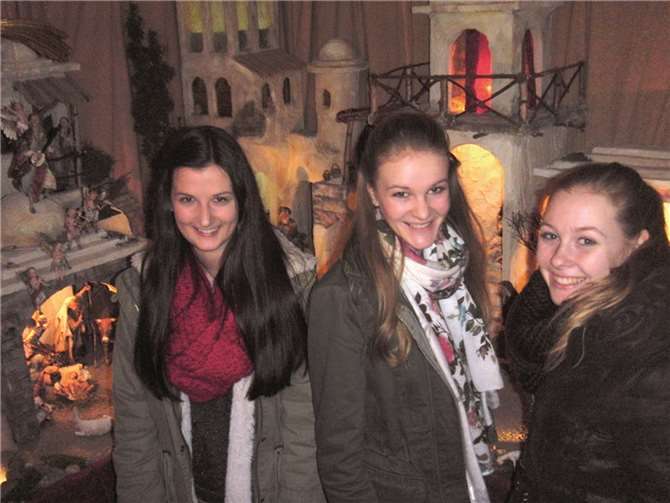 Sophia Hermann, Melina Maurer und Saskia Wirfs vor der tollen Krippenlandschaft. privat