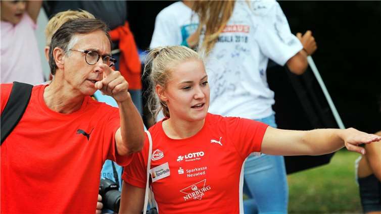 Sophia Junk mit Heimtrainer Martin Schmitz.  Foto: Wolfgang Birkenstock