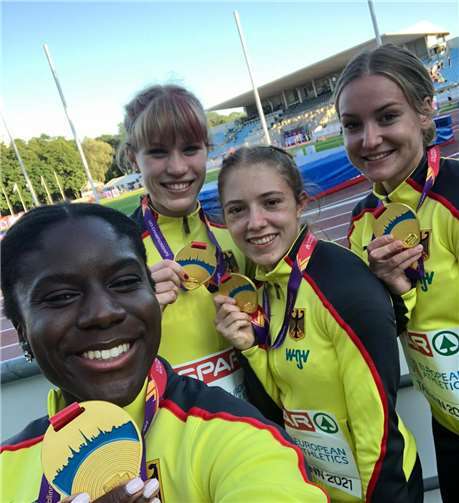 Sophia Junk (rechts) feiert im Kreise ihrer Staffelkolleginnen den Gewinn der Goldmedaille.