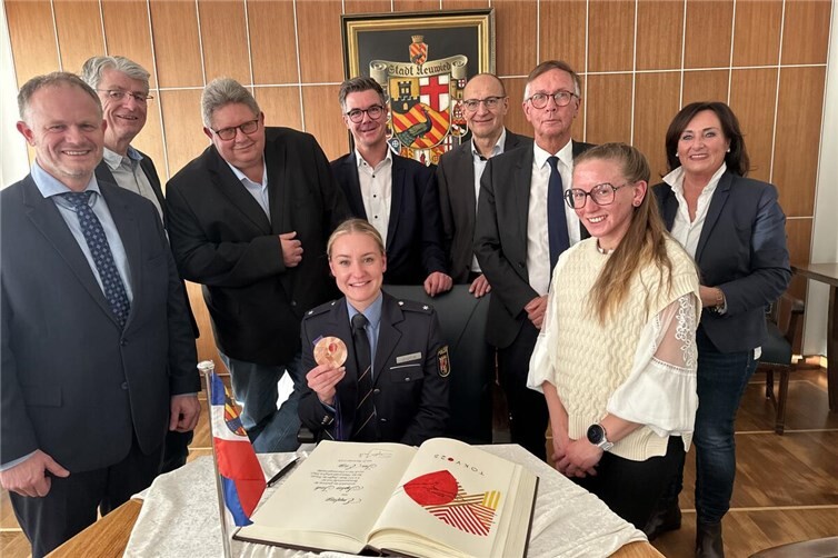 Sophia Junk wurde für ihre erfolgreichen sportlichen Leistungen geehrt.Foto: Stadt Neuwied