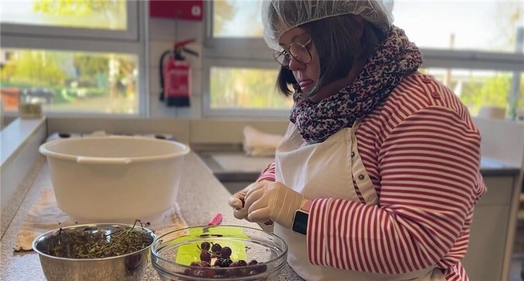 Sophia Kirst bereitet eigenständig Snacks und Essen für die Kita-Kinder zu.