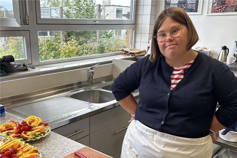 Sophia Kirst nahm 2025 am Schichtwechsel teil. Aus dem Arbeitsplatztausch für einen Tag wurde 2026 zunächst ein Praktikum und anschließend  ein fester Außenarbeitsplatz in der Kita Rommersdorf in Neuwied.