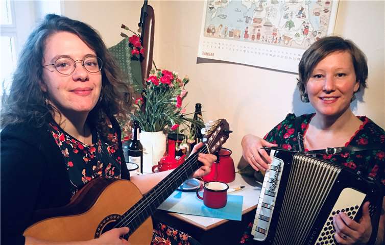 Sophia Kuhn (links) und Jenny Sonnabend singen in der Schatzkammer Oberwinter „Räuberlieder im Duett“. Foto: privat