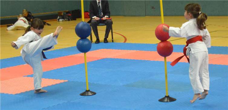 Sophia Noll mit Fußtechnik (links).privat