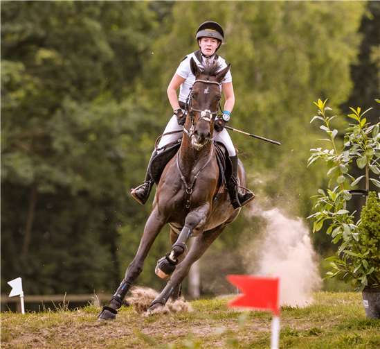Sophia Rössel und ihr Pferd „Exclusive“ bei der Geländeprüfung in Luhmühlen. Foto: Annette Dölger