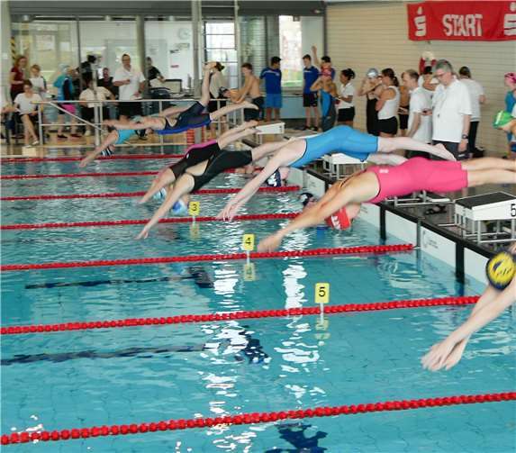 Sophia Solibieda startet zum Sieg über 200 m Freistil.