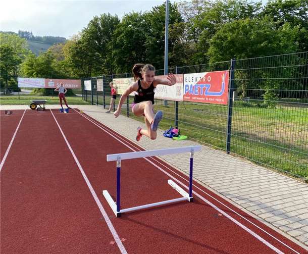 Sophia Zavelberg beim Hürdensprung.