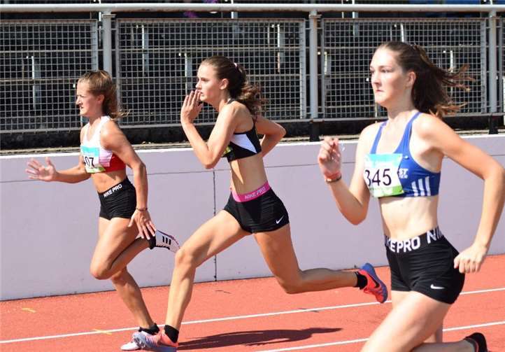 Sophia Zavelberg (mitte) beim Sprint.
