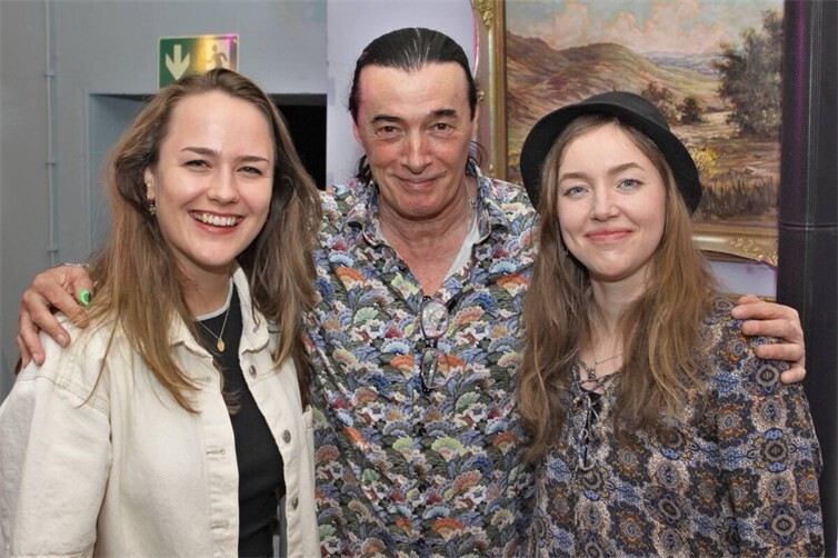 Sophie Chassèe und Lulo Reinhardt zeigten sich beeindruckt vom virtuosen  Spiel der niederländischen Gitarristin Karlijn Langendijk.