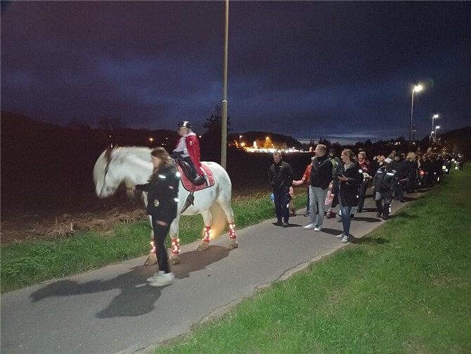 Sophie Dieler durfte als St. Martin den Martinszug der CASA VIVIDA anführen.  Fotos: Alexandra Lauermann, Peter Heumann