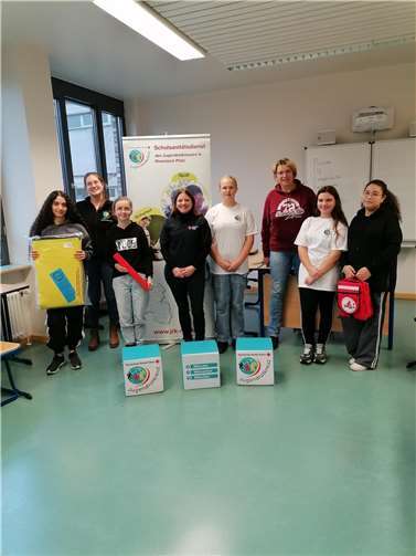 Sophie Flörchinger vom JRK Landesverband und Daniela Köhler vom DRK KV Neuwied kamen zu einer kleinen Eröffnungsfeier in die Schule.  Foto: Koch/Stefan-Andres-Schule