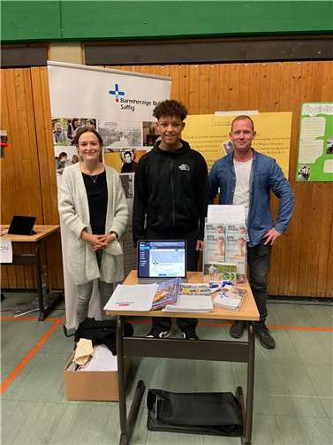 Sophie Hermes, Jason Schlath und Christian Klein (v.l.n.r.) stellten beim Berufsinformationsabend der IGS Neuwied ein Praktikumsprojekt und Ausbildungsgänge der Barmherzigen Brüder Saffig vor. Foto: privat