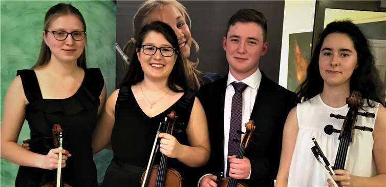 Sophie-Marie Kemnitzer (2.v.r.) gibt gemeinsam mit anderen Preisträgern ein Sonderkonzert.Foto: privat