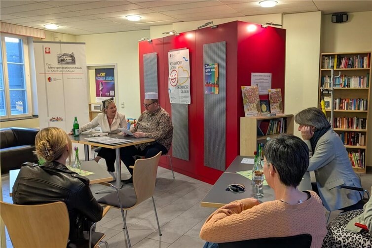 Sophie Meyers und Klaus Dillmann sorgten mit Sketchen für heitere Stunden im MGH Mayen.