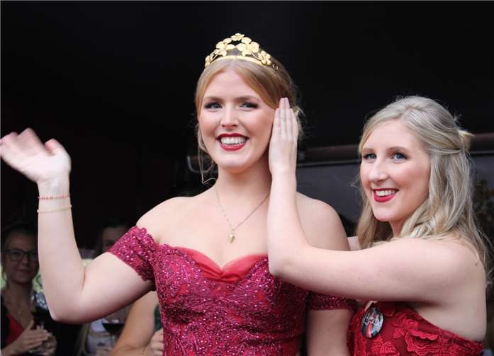 Sophie Sermann (rechts) überreicht ihrer Nachfolgerin Emily Bäcker die Weinköniginnenkrone.