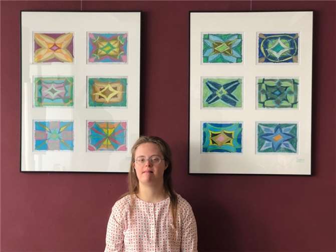 Sophie Trapet, eine junge Frau mit Down Syndrom, zeichnet, am liebsten musikalisch begleitet von Cello-Sonaten, mit Pastellkreiden. Vielfach sind es selbst entworfene Mandala-ähnliche Zeichnungen, die mit ihrem frohen Farben- und geometrischen Formenreichtum überraschen. Foto: privat