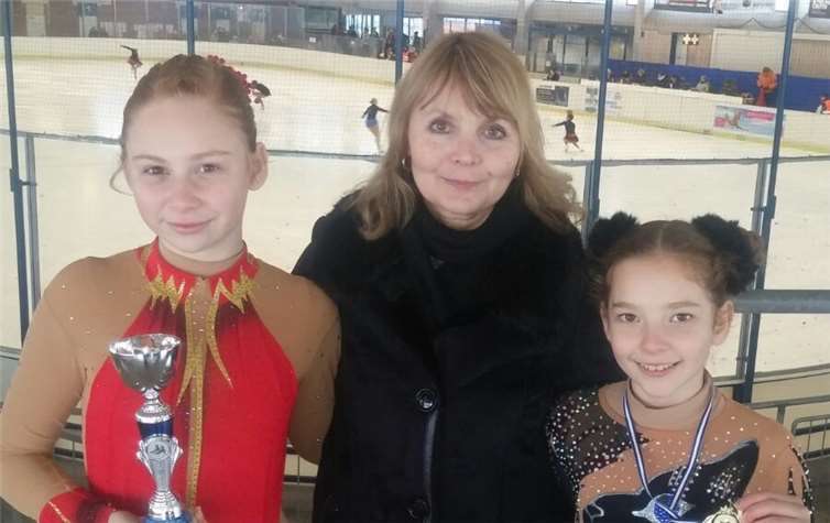 Sophie Wacker, Trainerin Frau Ludmila Zimmer und Aileen Wacker. Privat