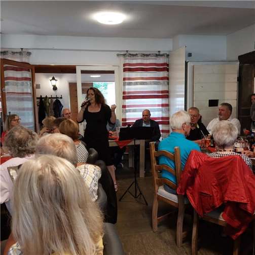 Sopranistin Anita Reuter- Schlich bereicherte die Lesung durch ihren Gesang.