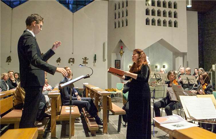 Sopranistin Carla Hussong begeisterte die Zuhörer ihre Darbietung bei der Kantate „Exultate, jubilate“ unter der Leitung von Benjamin Bosbach.