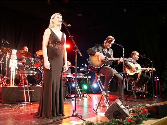 Sopranistin Constanze Störck verzauberte mit ihrer engelsgleichen Stimme und sang ihr Lieblingsweihnachtslied „Weihnacht“.