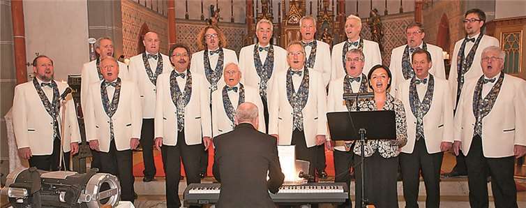 Sopranistin Heike Koch gemeinsam mit dem Chor im Altarraum der Großmaischeider Kirche.WT