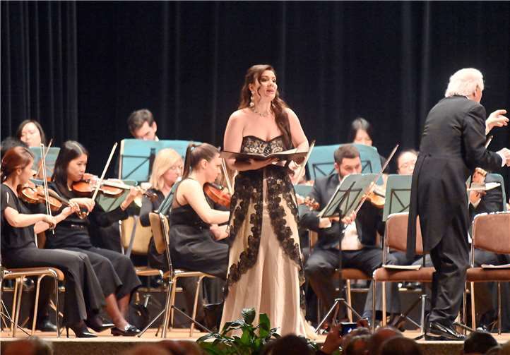 Sopranistin Justyna Somborska verlieh dem Weihnachtskonzert mit ihrer Stimme einen besonderen festlichen Glanz.Foto: Ahrtal und Bad Neuenahr-Ahrweiler Marketing GmbH