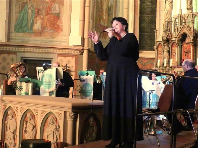 Sopranistin Jutta Mettig vom Ensemble der Moselaner Wingertsbläser erfreute überdies mit einem Gesangsbeitrag als Solistin.