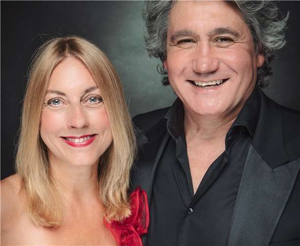 Sopranistin Martina Haeger und Tenor Barry Coleman werden neben dem Männerchor auftreten. Foto: Robert Jentzsch