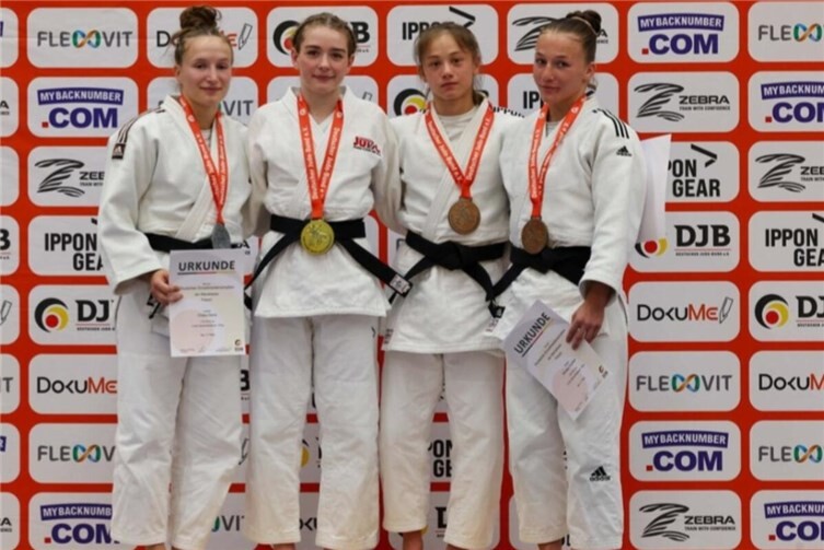 Soraya Günther (1.re) gewinnt Bronze auf der DEM