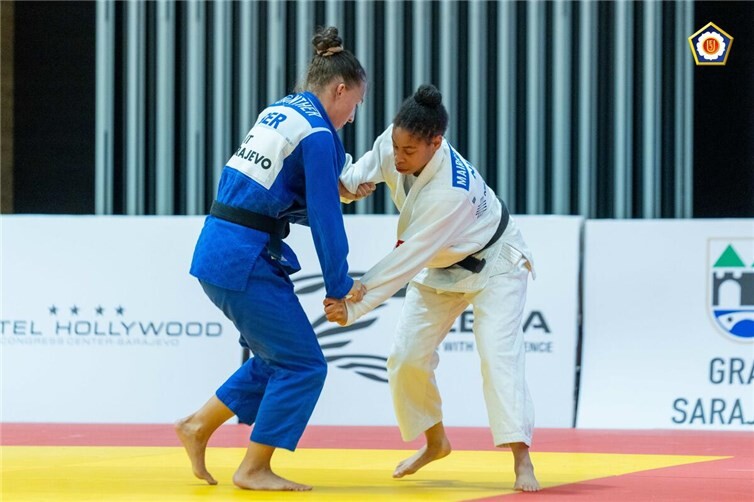 Soraya Günther (blau) im Kampf um Bronze beim EC in Sarajevo