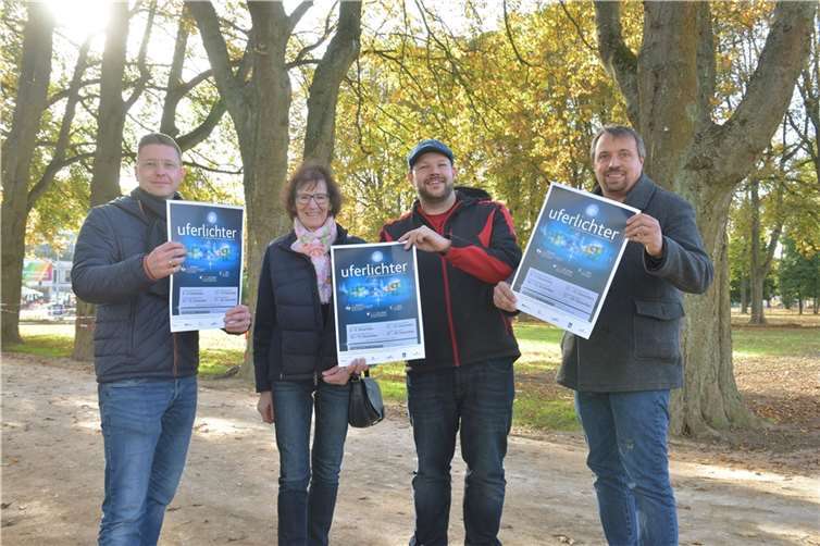 Sorgen dafür, dass die Uferlichter auch dieses Jahr leuchten (v. l.): Christian Senk von der Ahrtal und Bad Neuenahr-Ahrweiler Marketing GmbH, Doris Ronstadt stellvertretend für die ehrenamtlichen Helfer sowie Christian Lersch und Frank Mies vom Uferlichter Kultur e. V.Foto: Martin Gausmann