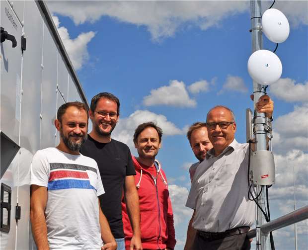 Sorgen für einen digitalen Schulcampus: Das städtische IT-Team (v.re. Norbert Friederichs, Andreas Fischer und Markus Schukalla) neben dem Sendemast auf dem Rathausdach mit den Experten der Firma Janßen (v.li. Martin Hartmann und Hajo Janßen).Foto: Stadt Meckenheim