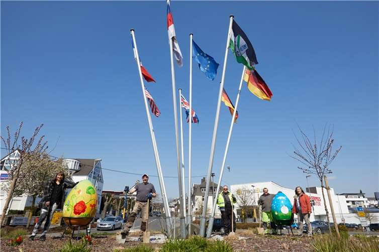 Sorgen für einen österlichen Willkommensgruß in der Stadt (v.l.n.r.): Die beiden Künstlerinnen Sandra Illenseer (l.) und Inge Krekel sowie das Team des städtischen Bauhofs mit Christoph Kuhl, Jörg Klinger und Fredi Hüther Foto: Stadt Montabaur / Olaf Nitz