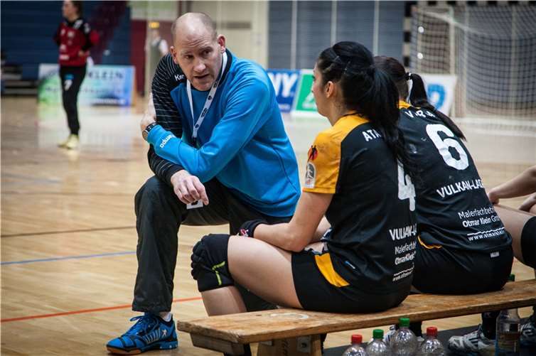 Sorgenvolle Miene: Trainer Christoph Barthel im Gespräch mit Matilda Atanasoska. Foto: Vulkan-Ladies Koblenz/Weibern