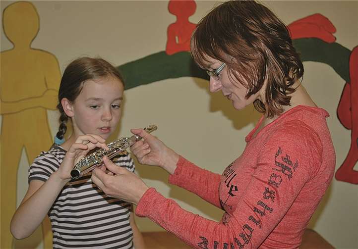 Sorgfältig wird das Instrument in Augenschein genommen. KMS