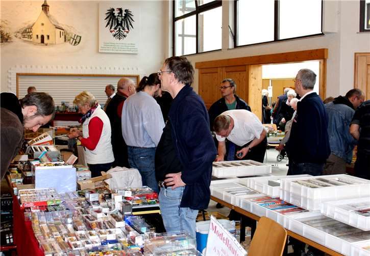 Sorgfältig wurden die vielfältigen Angebote im Heisterer Bürgerhaus von den Besuchern geprüft.-dl