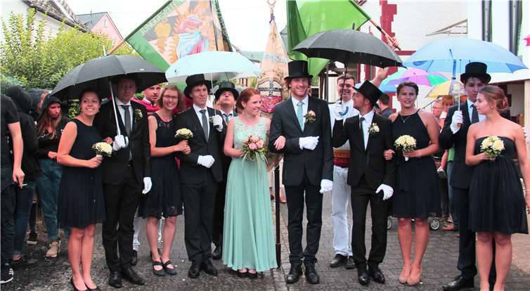 Sorgsam beschirmte präsentierten sich diedesignierten Majestäten mit ihren Ehrenpaaren zum Fahnenschwenken. Fotos: DL