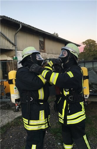 Sorgsam wurde die Ausrüstung geprüft.