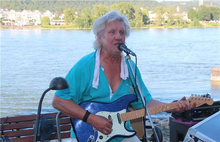 Sorgte für die passende musikalische Untermalung des Rheinuferfests: Solo-Entertainer Chris Ka.