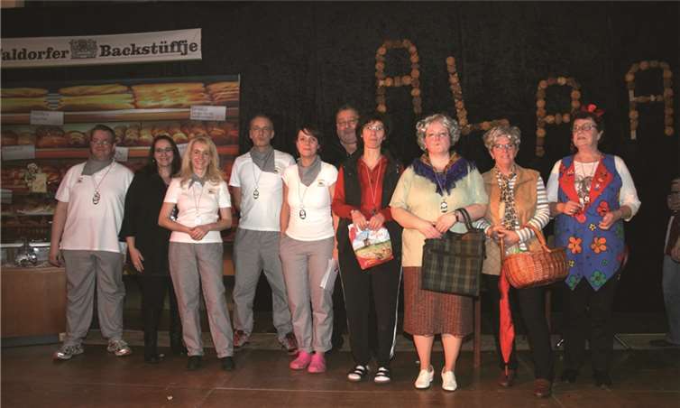 „Waldorfer Backstüffje“ begeisterte die Narren mit Klatsch und Tratsch Sorgten für Neuigkeiten aus dem Dorfgeschehen (v.l.): Jörg Girolstein, Sylvia Dünchel-Nachtsheim, Bianca Wehlen, Ralf Nachtsheim, Therese Flöck, Lambert Gansen, Pia Selbach, Ruth Nachtsheim, Agnes Marx und Helga Nachtsheim.