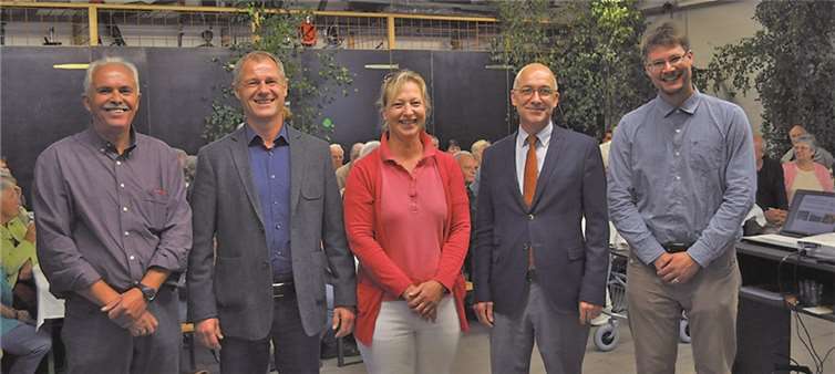 Sorgten für einen informativen und geselligen Abend: (v.l.n.r. Jürgen Deuster - stellvertretender Baubetriebshofleiter, Ullrich Hagedorn - Leiter des Baubetriebshofes, Susanne Reven vom Fachbereich Grünflächen, Bürgermeister Bert Spilles und Dr. Heiko Schmied von der Stiftung Rheinische Kulturlandschaft). Stadt Meckenheim